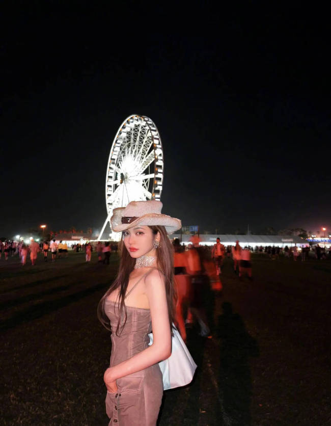 周扬青穿吊带短裙秀火辣身材 脚踩长靴美腿吸睛