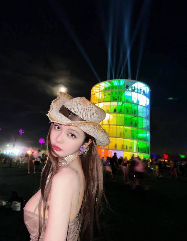 周扬青穿吊带短裙秀火辣身材 脚踩长靴美腿吸睛