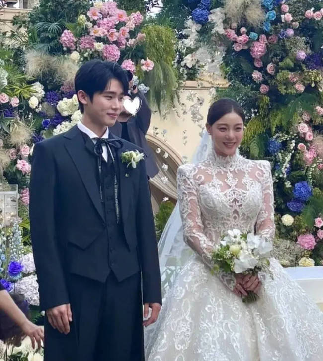 歌手Ailee与丈夫举办婚礼 在亲友祝福下相拥热吻