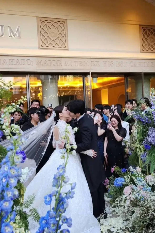 歌手Ailee与丈夫举办婚礼 在亲友祝福下相拥热吻