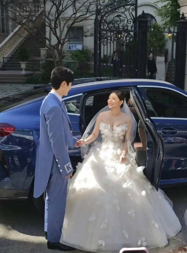 歌手Ailee与丈夫举办婚礼 在亲友祝福下相拥热吻