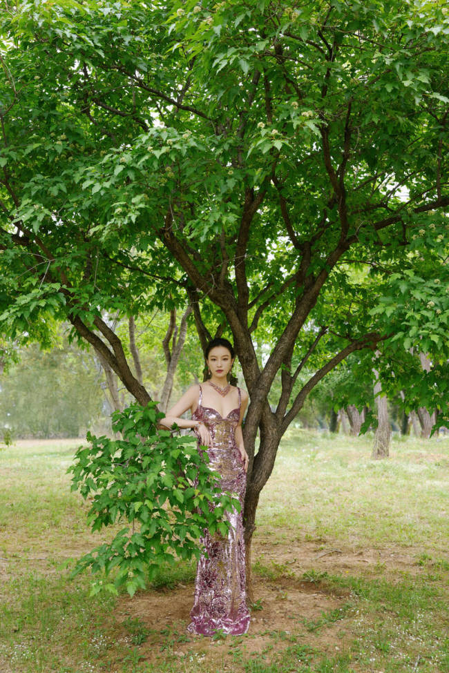 倪妮粉色亮片裙秀曼妙身姿 秒变绝美花神气质在线