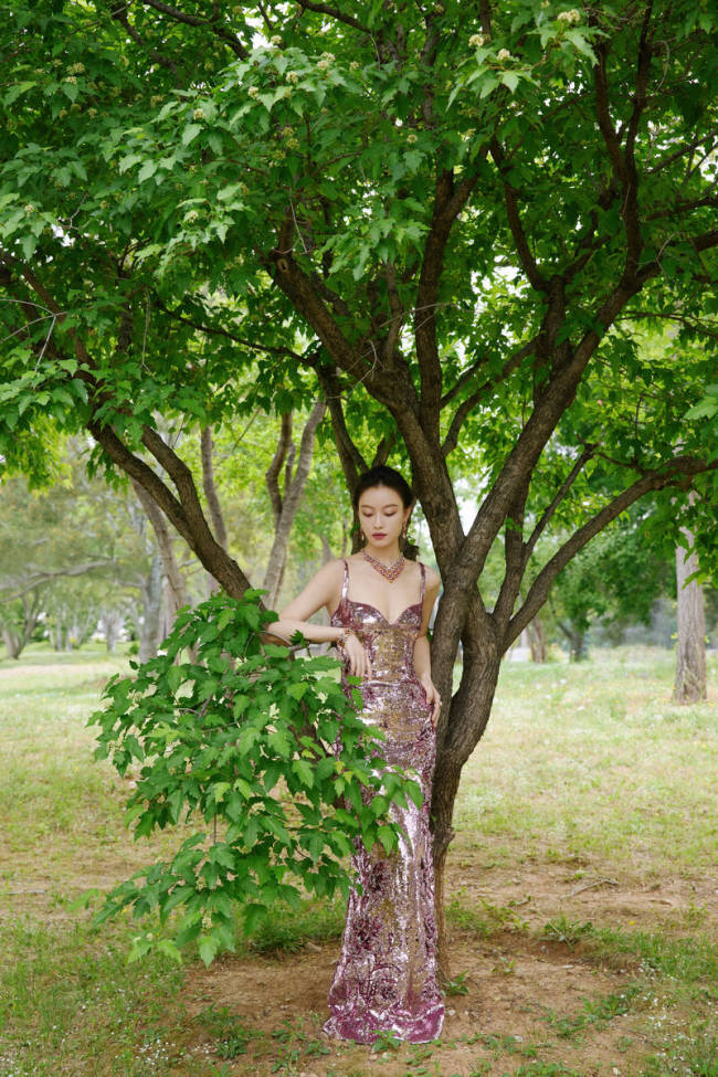 倪妮粉色亮片裙秀曼妙身姿 秒变绝美花神气质在线