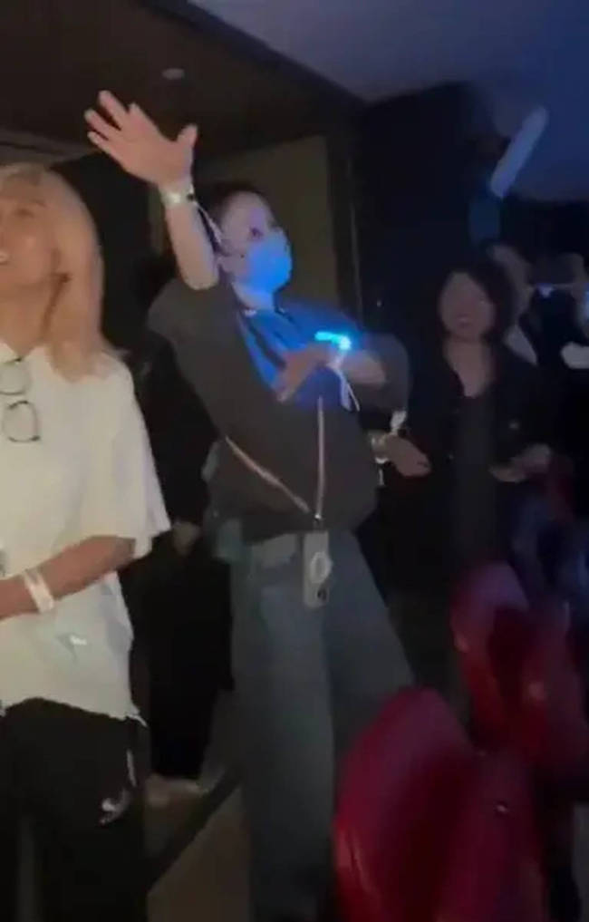 谢霆锋演唱定情曲《玉蝴蝶》 王菲在台下翩翩起舞