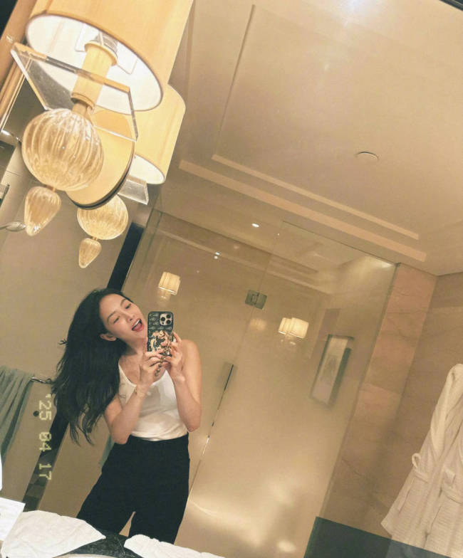 宋茜晒库存美照状态佳 对镜自拍秀大长腿身材火辣