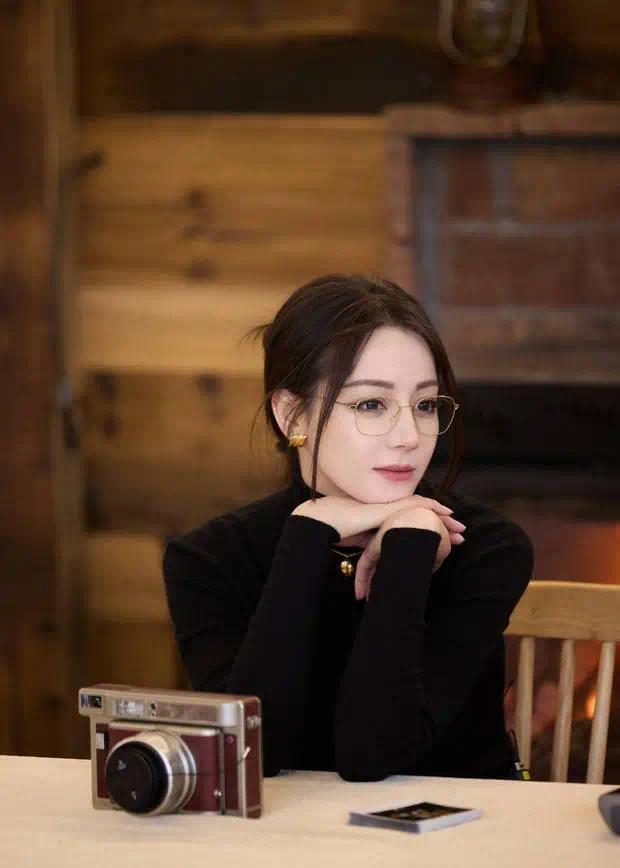 迪丽热巴戴着眼镜优雅迷人。