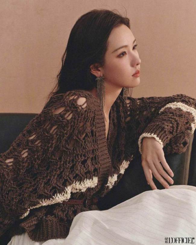 陈都灵镂空针织衣温柔婉约 金属亮片眼妆慵懒冷艳