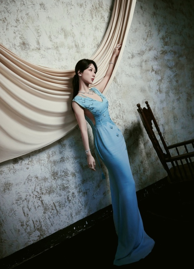 杨紫穿水蓝色高定礼裙 搭配花朵珠宝气质温婉迷人