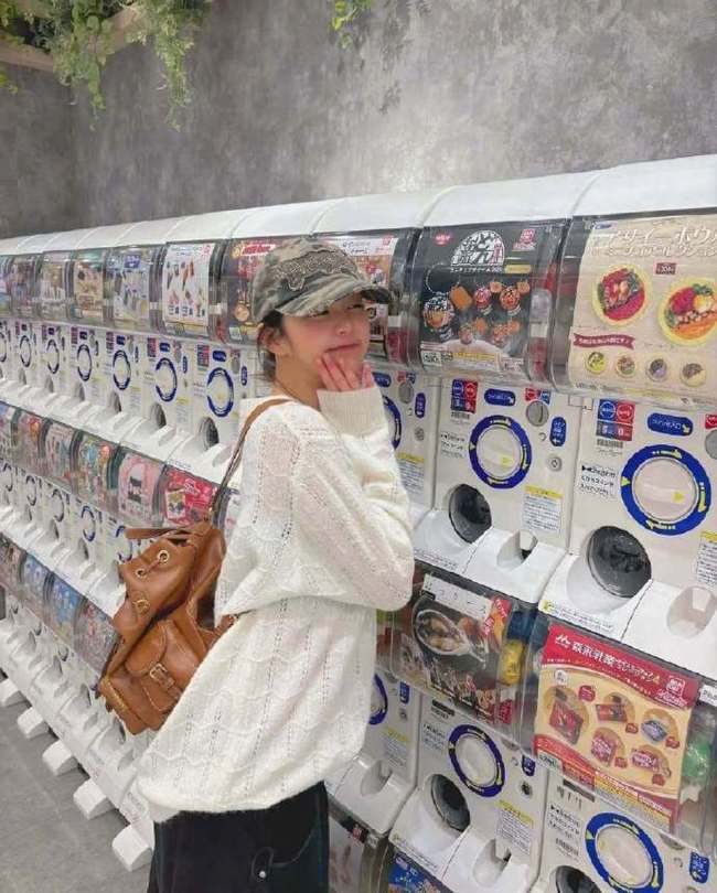 张元英现身日本素颜逛街 化身二次元玩转扭蛋机