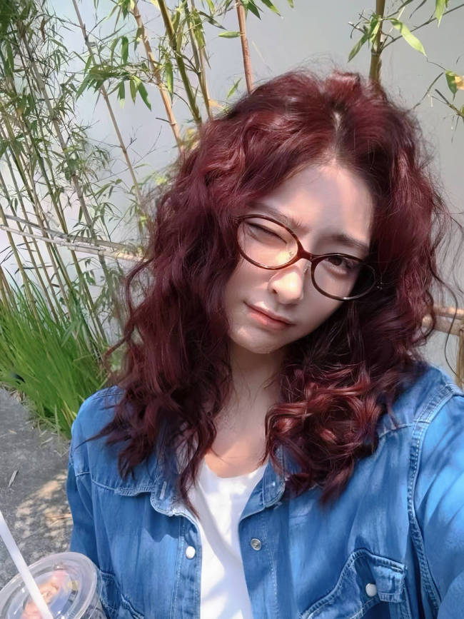 许佳琪头顶波浪红发又酷又飒 眨眼放电少女感十足
