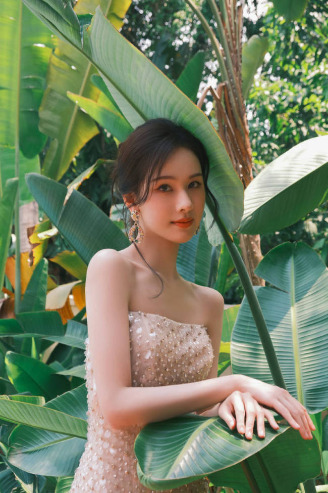 陈都灵穿抹胸长裙性感撩人 戴珍珠项链高贵明媚