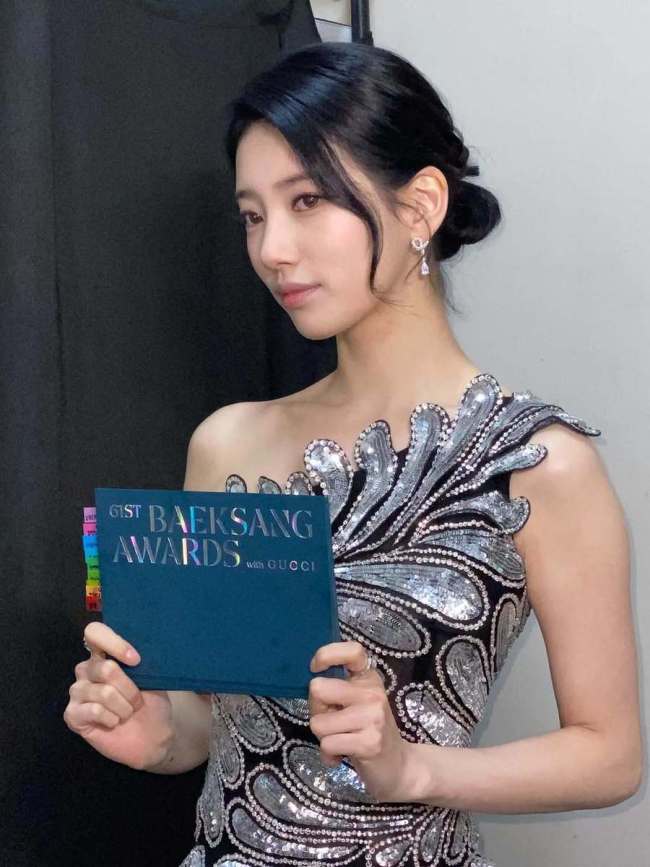裴秀智穿银色吊带裙温柔甜美 对镜灿笑状态超好