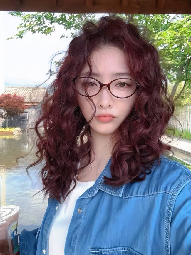许佳琪头顶波浪红发又酷又飒 眨眼放电少女感十足