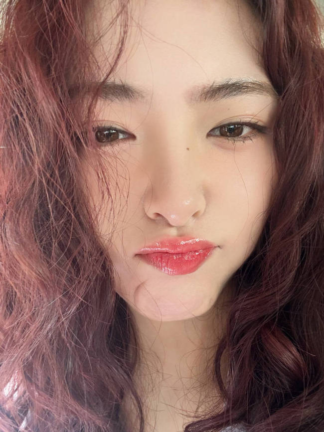 许佳琪头顶波浪红发又酷又飒 眨眼放电少女感十足