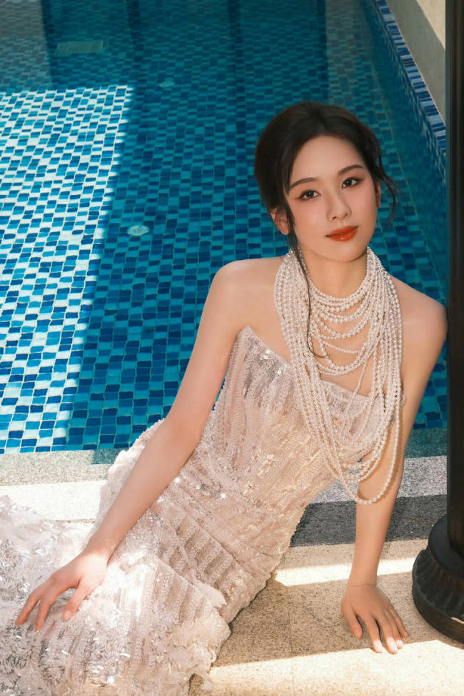 陈都灵穿抹胸长裙性感撩人 戴珍珠项链高贵明媚