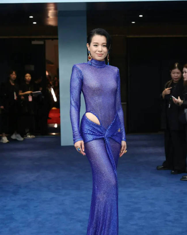 胡杏儿回应老公夜店风波：纯粹是误会