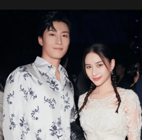 窦骁为妻子何超莲庆生 却差一分钟卡点失败