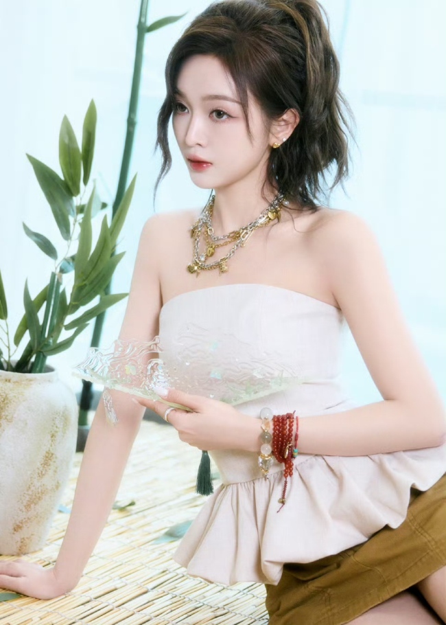 吴宣仪身穿白色抹胸 扎着高马尾利落大方