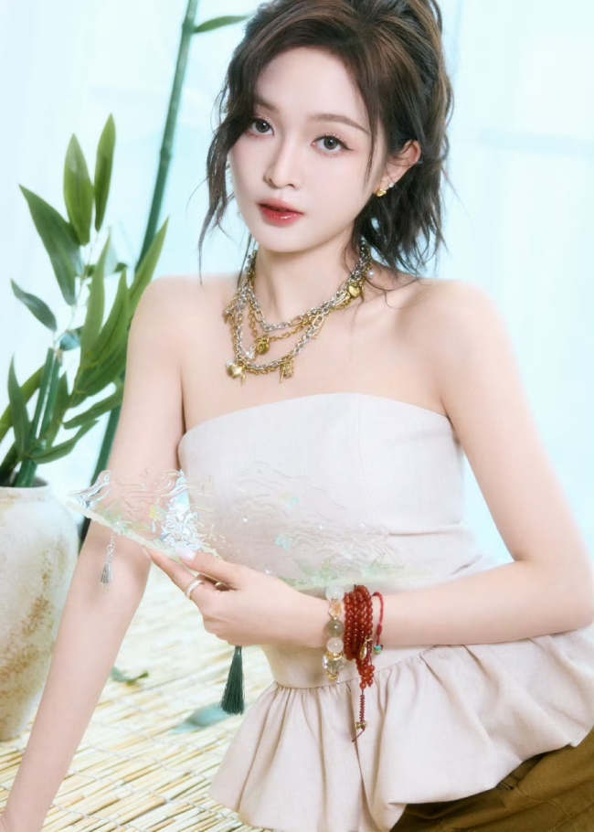 吴宣仪身穿白色抹胸 扎着高马尾利落大方