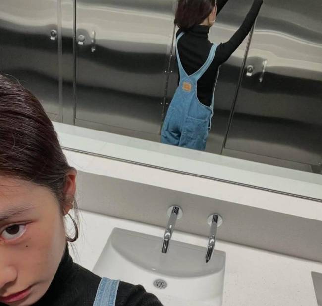 黄多多晒对镜自拍照 穿牛仔背带裤清冷感十足