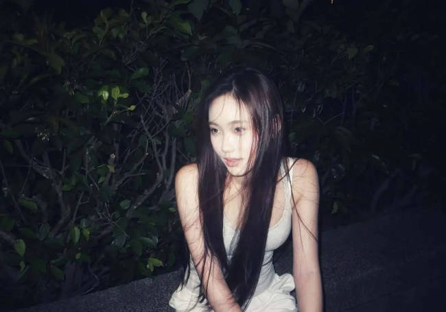小S二女儿晒胶片风随拍照 对镜甜笑文艺范十足