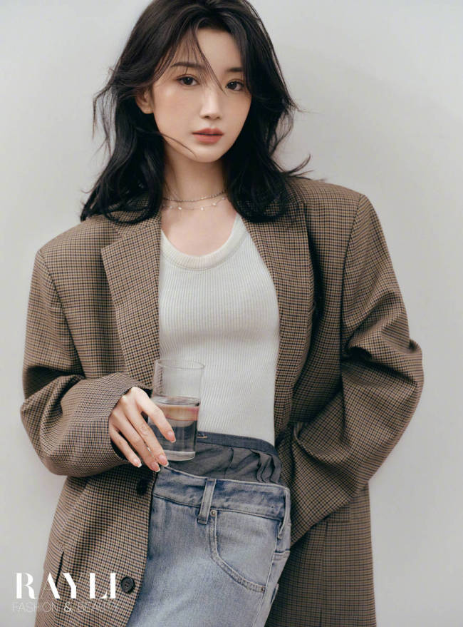 毛晓彤穿白丝袜化身芭蕾舞少女 手拿苹果清纯温柔