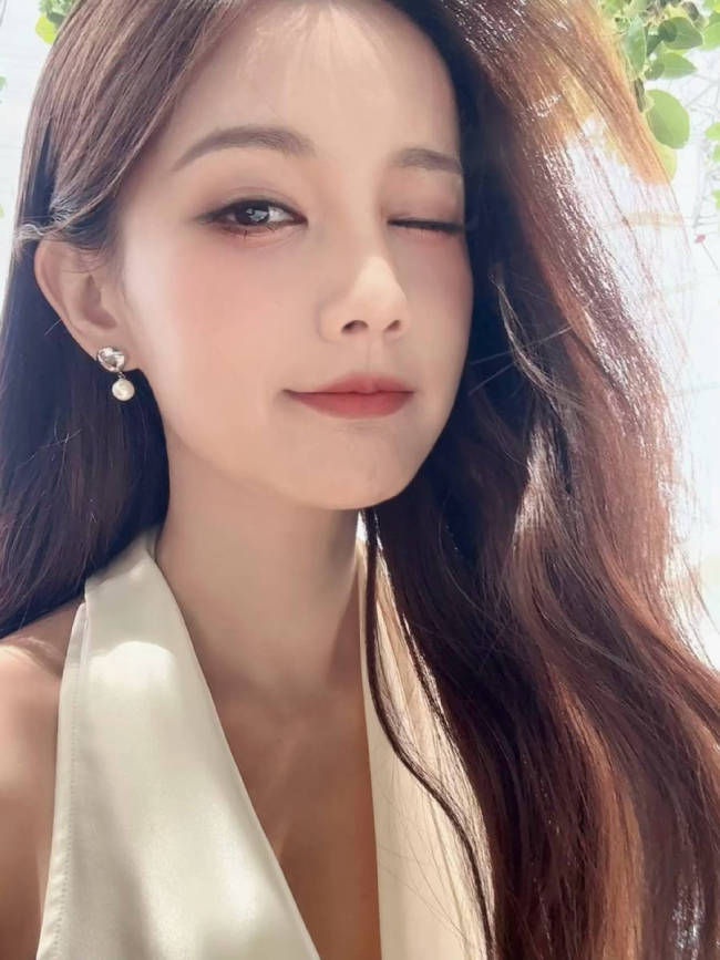 李一桐白色挂脖长裙优雅温柔 大波浪造型知性魅惑