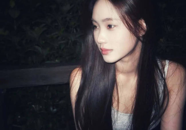 小S二女儿晒胶片风随拍照 对镜甜笑文艺范十足