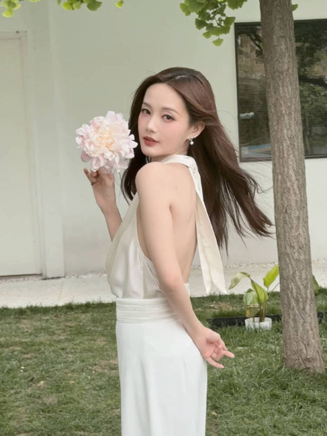 李一桐白色挂脖长裙优雅温柔 大波浪造型知性魅惑