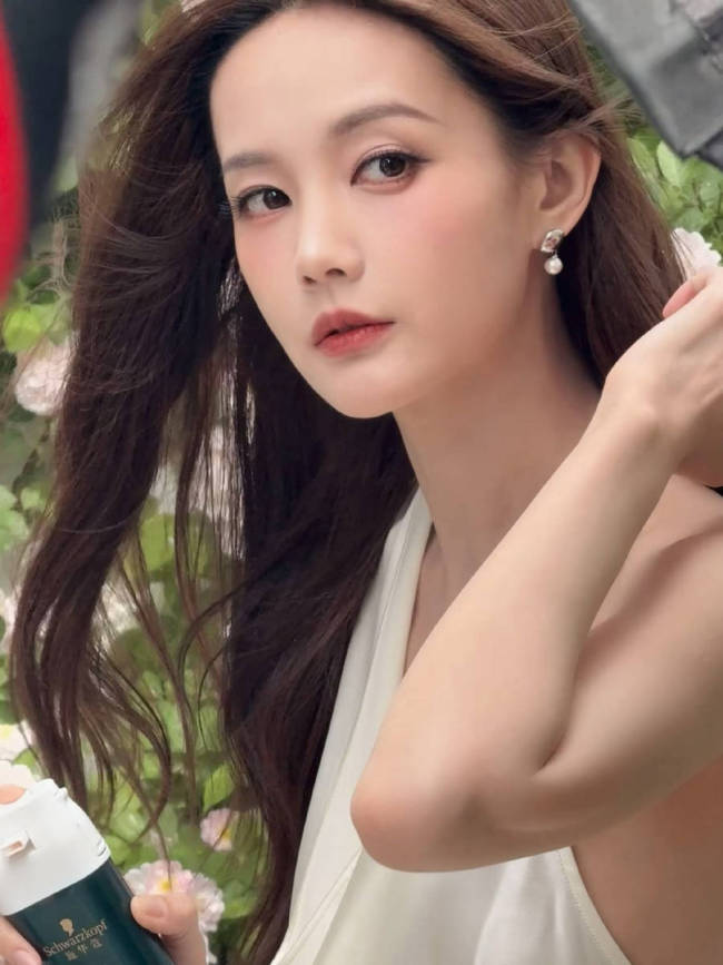 李一桐白色挂脖长裙优雅温柔 大波浪造型知性魅惑