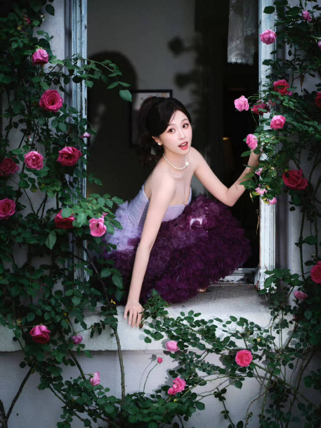虞书欣身穿紫色渐层礼服 宛如玫瑰明媚亦优雅