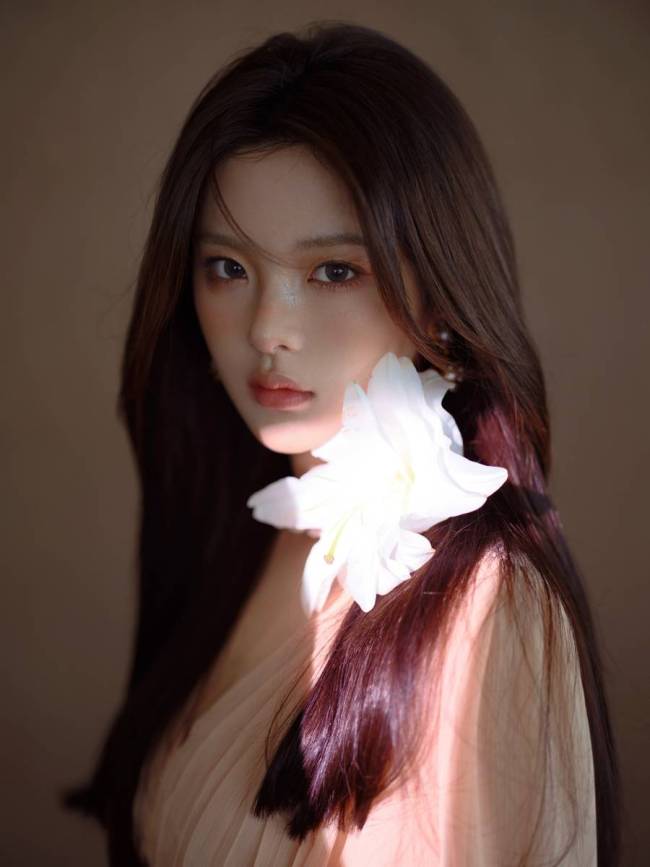 杨超越穿柔雾粉裙纯欲魅惑 橙色系妆容甜美温柔