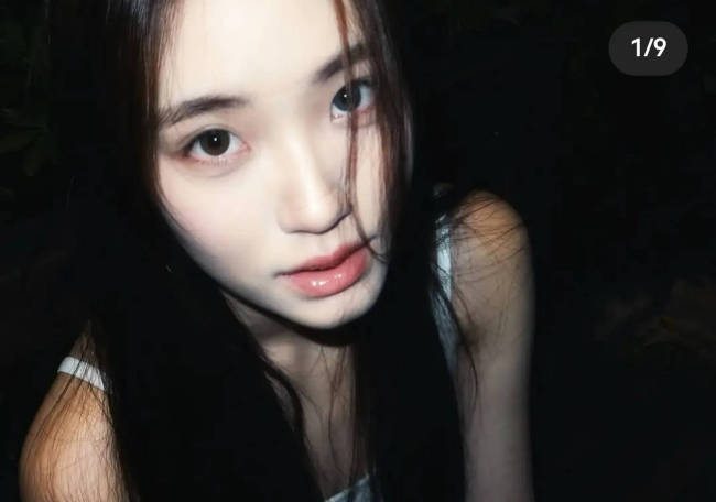 小S二女儿晒胶片风随拍照 对镜甜笑文艺范十足