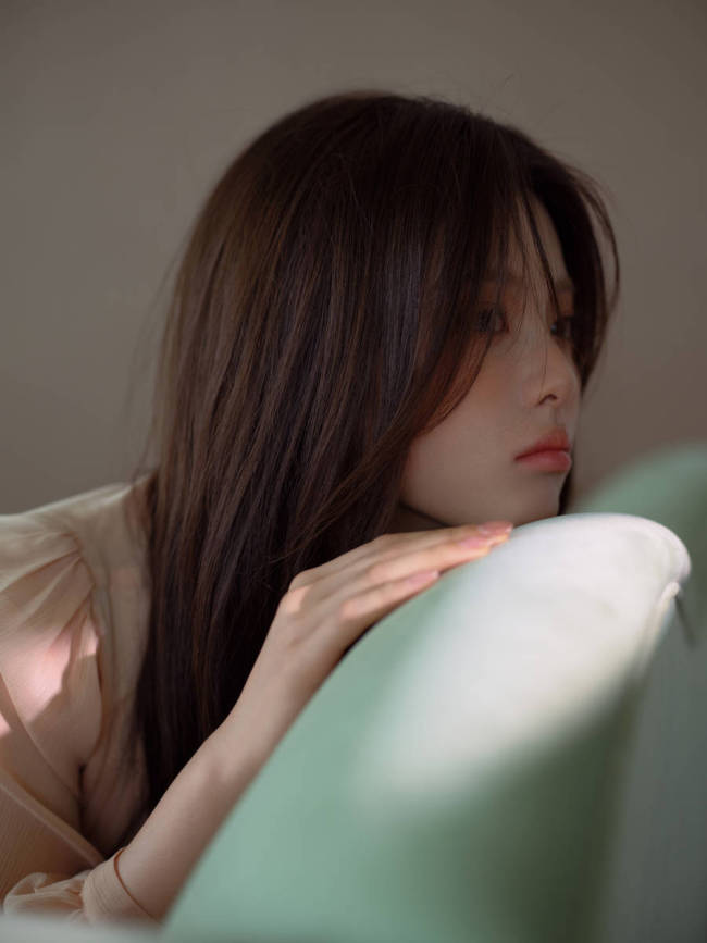杨超越穿柔雾粉裙纯欲魅惑 橙色系妆容甜美温柔