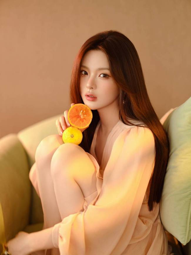 杨超越穿柔雾粉裙纯欲魅惑 橙色系妆容甜美温柔