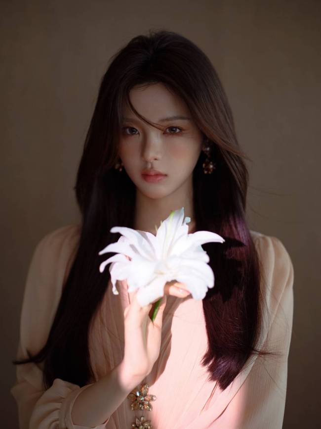 杨超越穿柔雾粉裙纯欲魅惑 橙色系妆容甜美温柔