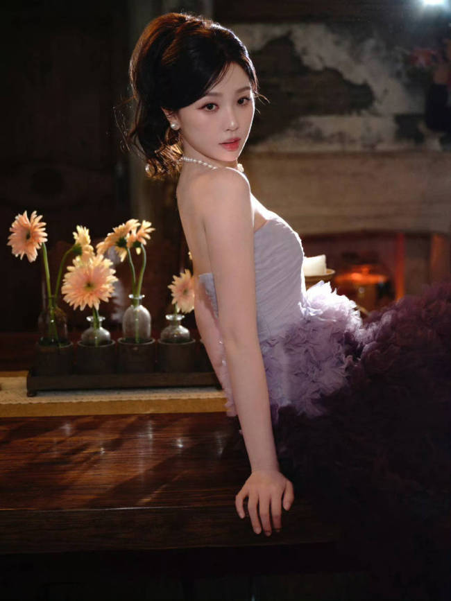 虞书欣身穿紫色渐层礼服 宛如玫瑰明媚亦优雅