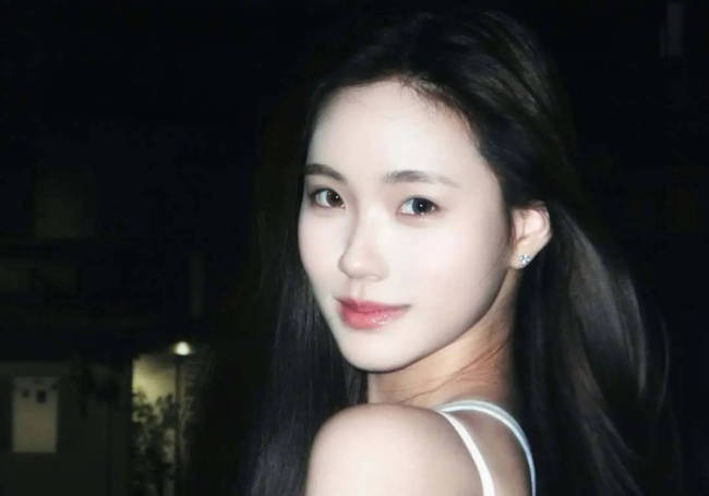 小S二女儿晒胶片风随拍照 对镜甜笑文艺范十足