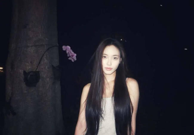 小S二女儿晒胶片风随拍照 对镜甜笑文艺范十足