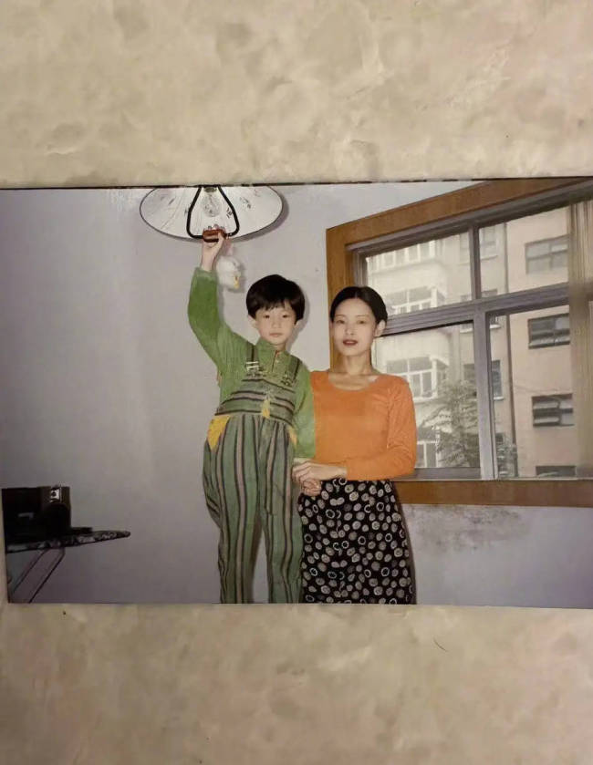 李一桐白色挂脖长裙优雅温柔 大波浪造型知性魅惑