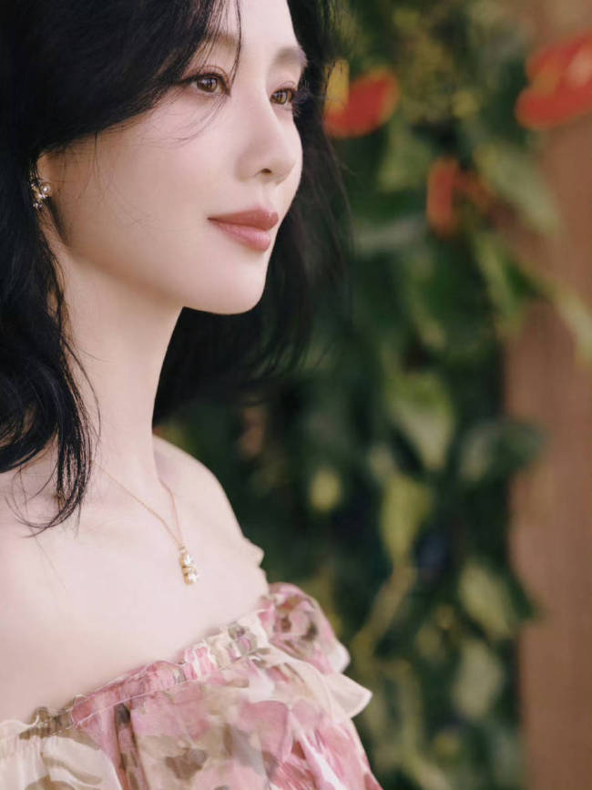 刘诗诗印花露肩长裙芬芳四溢 大口喝果汁清爽甜美