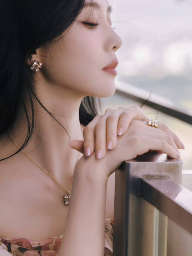 刘诗诗印花露肩长裙芬芳四溢 大口喝果汁清爽甜美