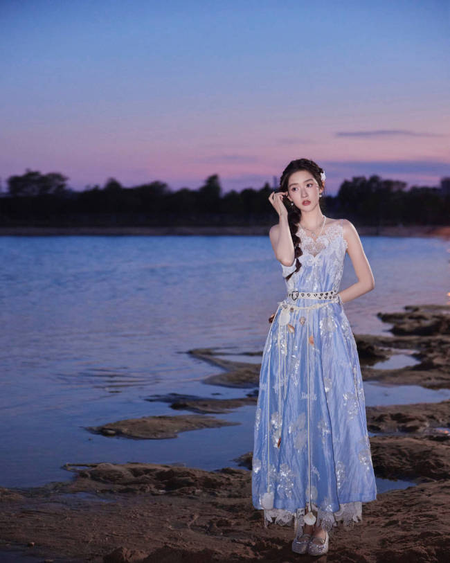 王玉雯吊带长裙清冷优雅 夜色海边拍照氛围感满满