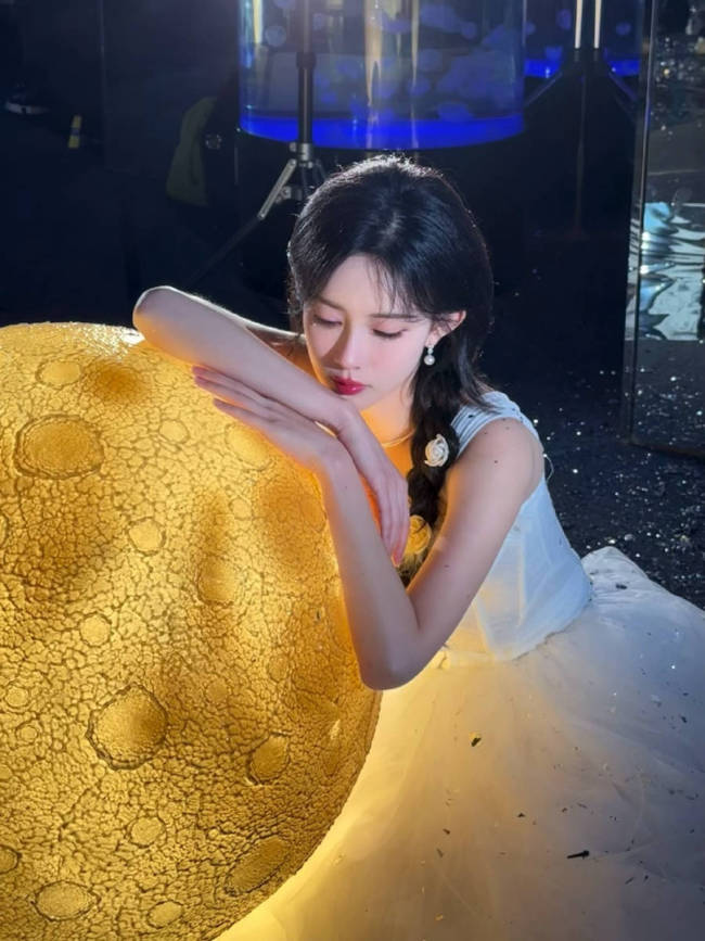 孟子义身穿一袭白裙怀抱圆月 手抚鲜花纯洁优雅