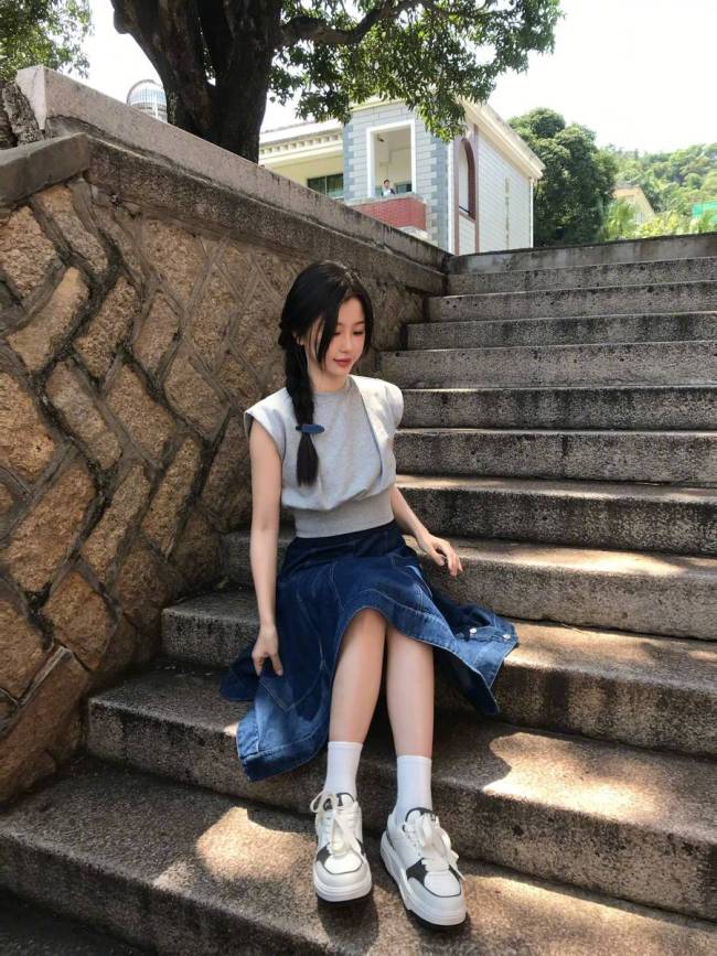 虞书欣穿灰色收腰短袖配格子裙青春活力校园感满满
