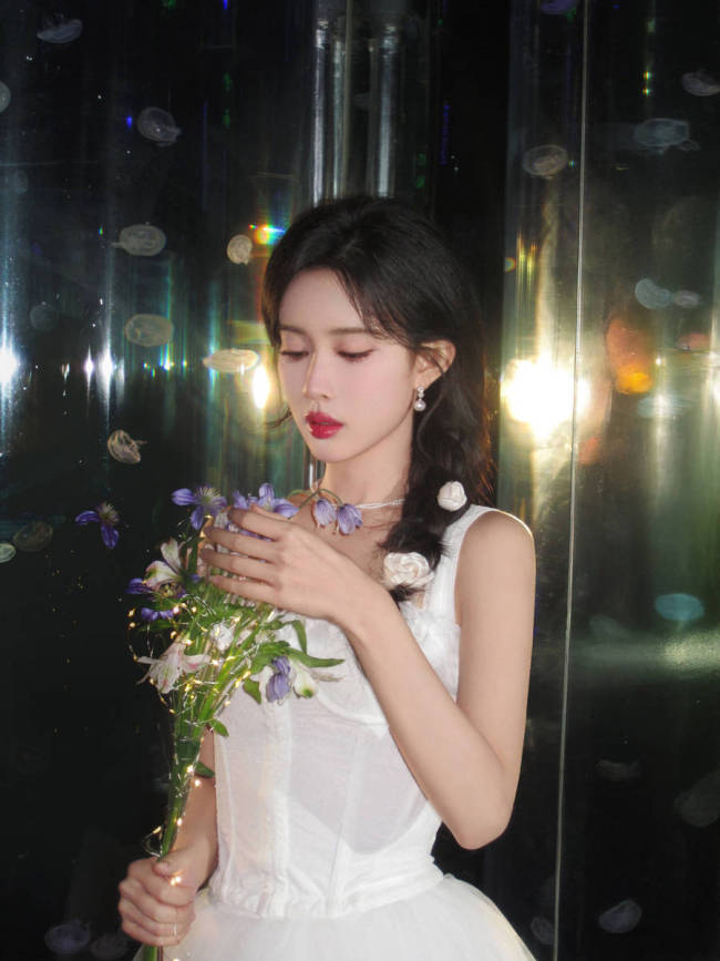 孟子义身穿一袭白裙怀抱圆月 手抚鲜花纯洁优雅