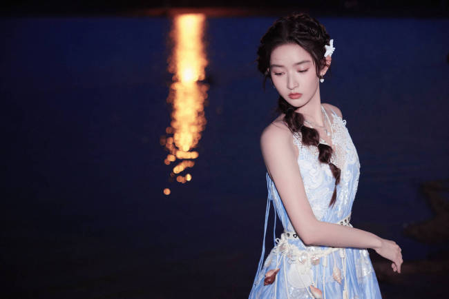 王玉雯吊带长裙清冷优雅 夜色海边拍照氛围感满满
