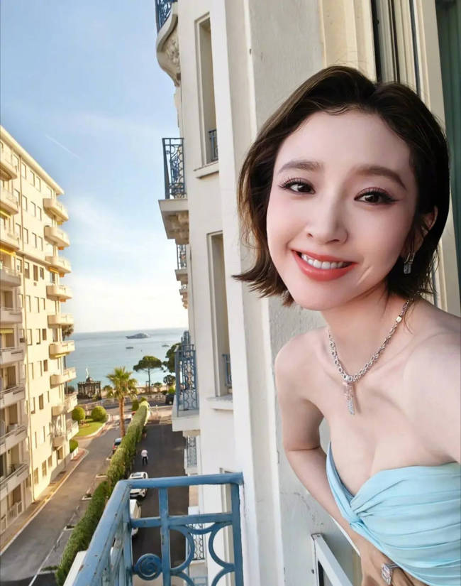 唐艺昕穿抹胸裙华丽夺目 漫步南法海岸气质清新