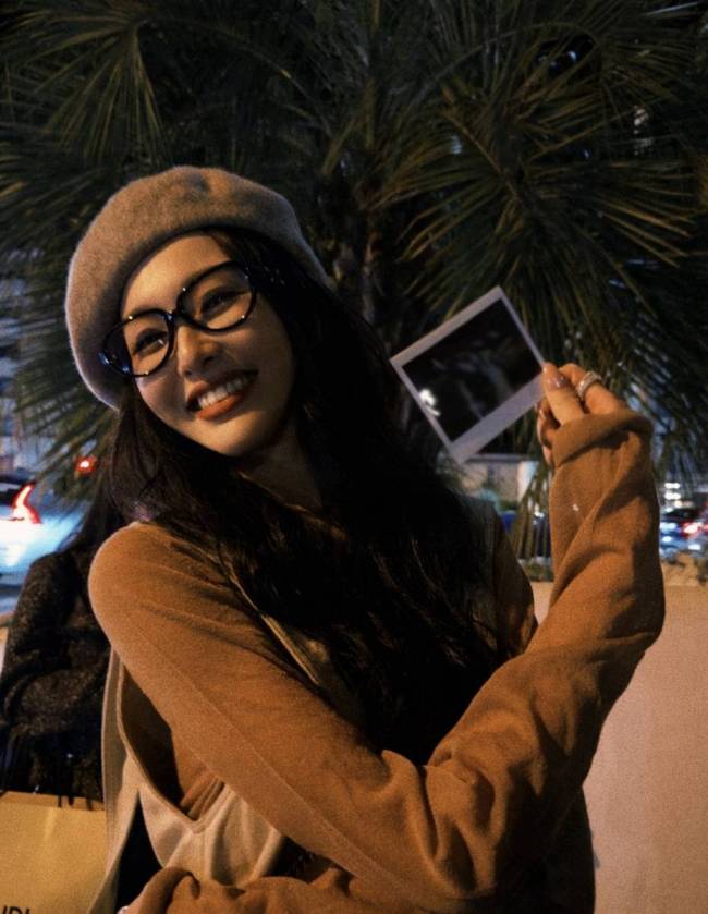 唐嫣晒街头夜游随拍 戴贝雷帽和黑框眼镜文艺十足