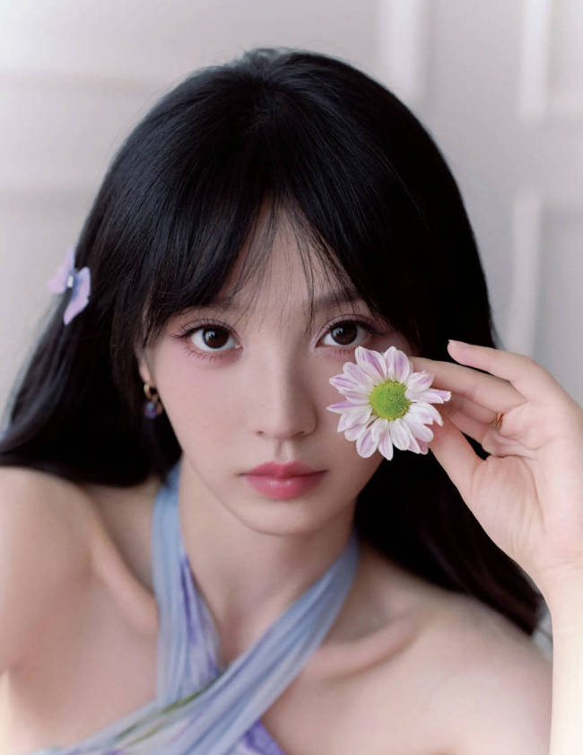 田曦薇穿挂脖长裙韵味十足 微卷簪花造型甜美灵动